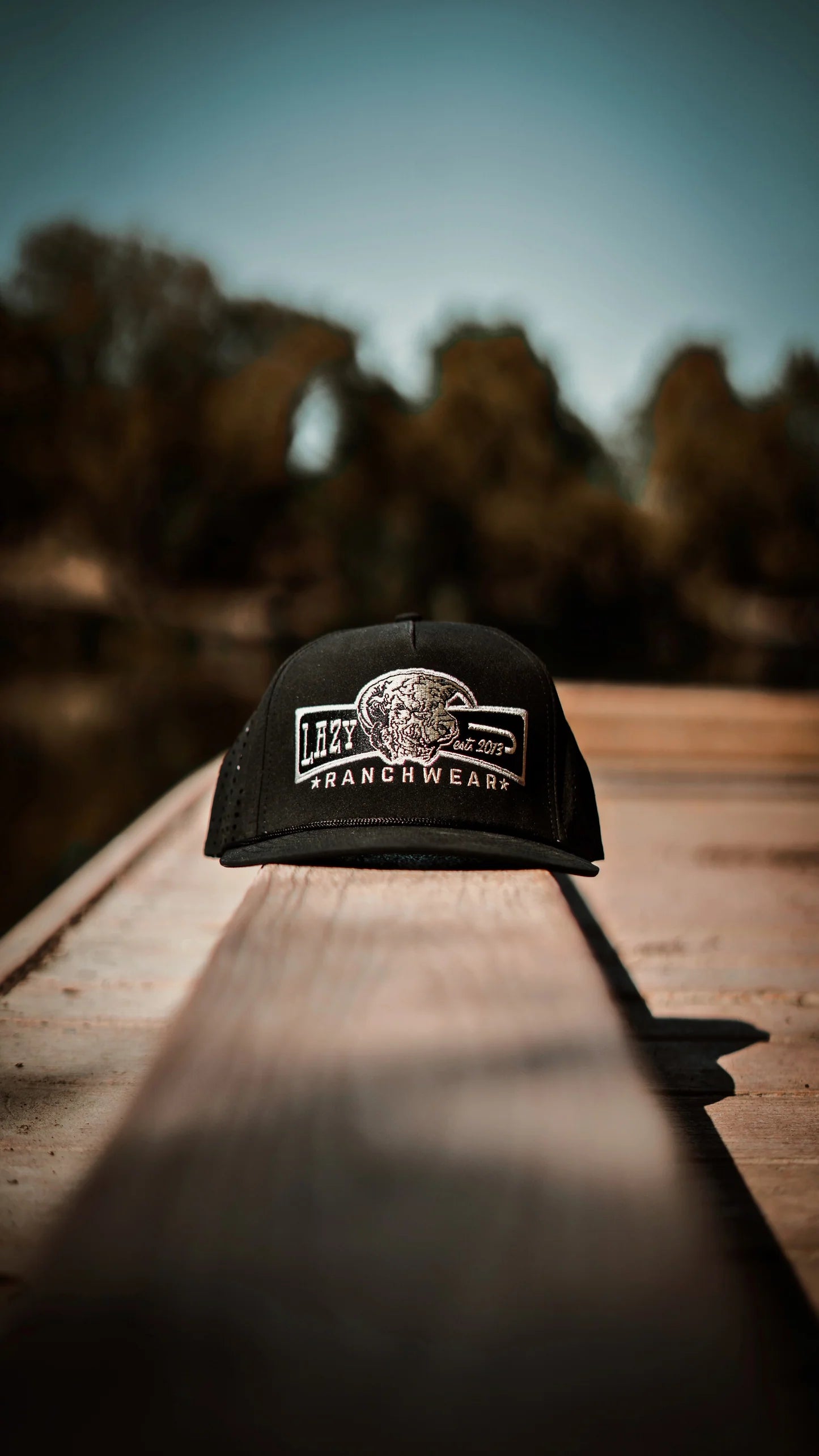 LAZY J RANCH BLACK DIAMOND BANNER PERFORMANCE ROPE TRUCKER HAT
BLKPERBANNER