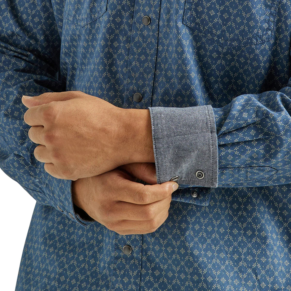 Wrangler Men's Retro Premium Blue Flower Chain Long Sleeve Western Snap Shirt