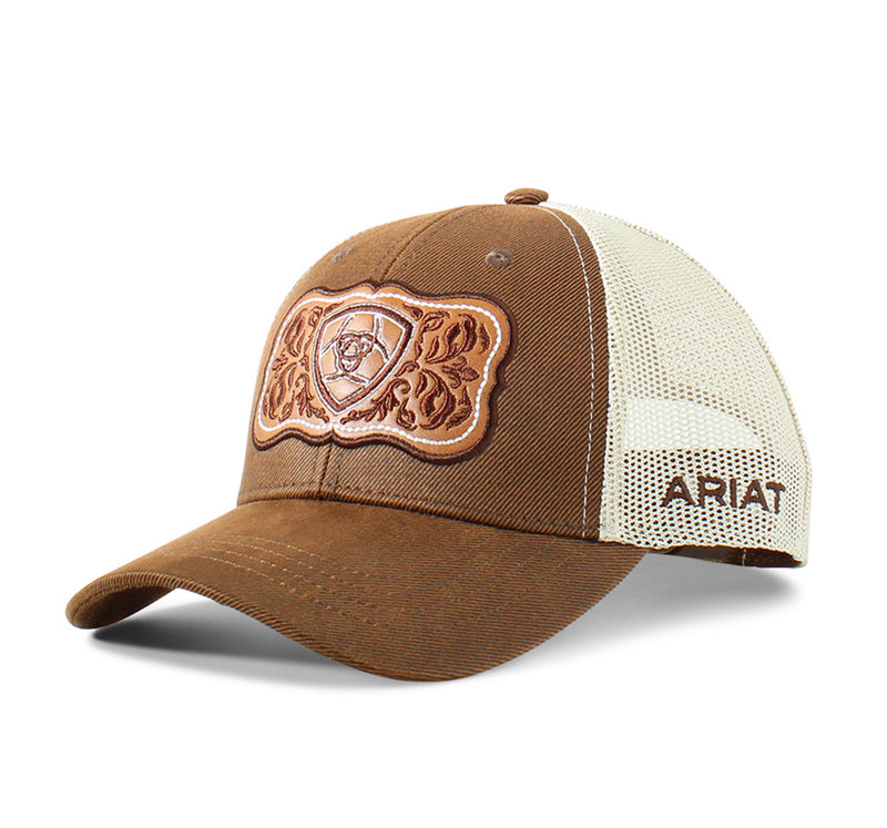 Gorra Ariat de cuero marrón con diseño floral.