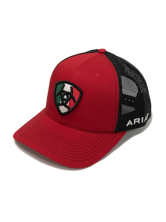 Gorra roja con parche de la bandera mexicana de Ariat.